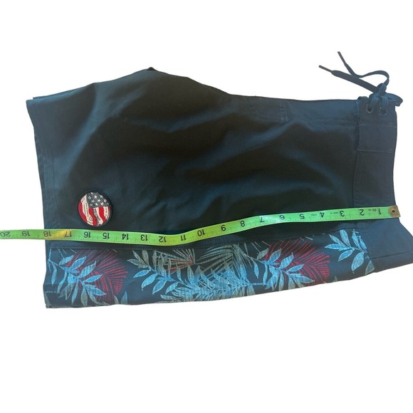 Travis Matthew Board Shorts Mens 32 Swim Trunks Navy w/ Hawaiian Pattern On Side - Picture 3 of 5